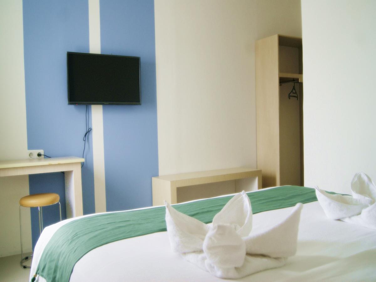 Leos Hotel Tomohon Экстерьер фото