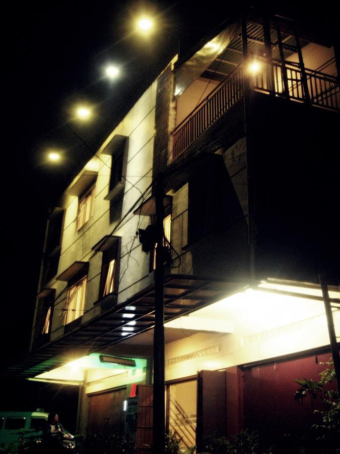 Leos Hotel Tomohon Экстерьер фото