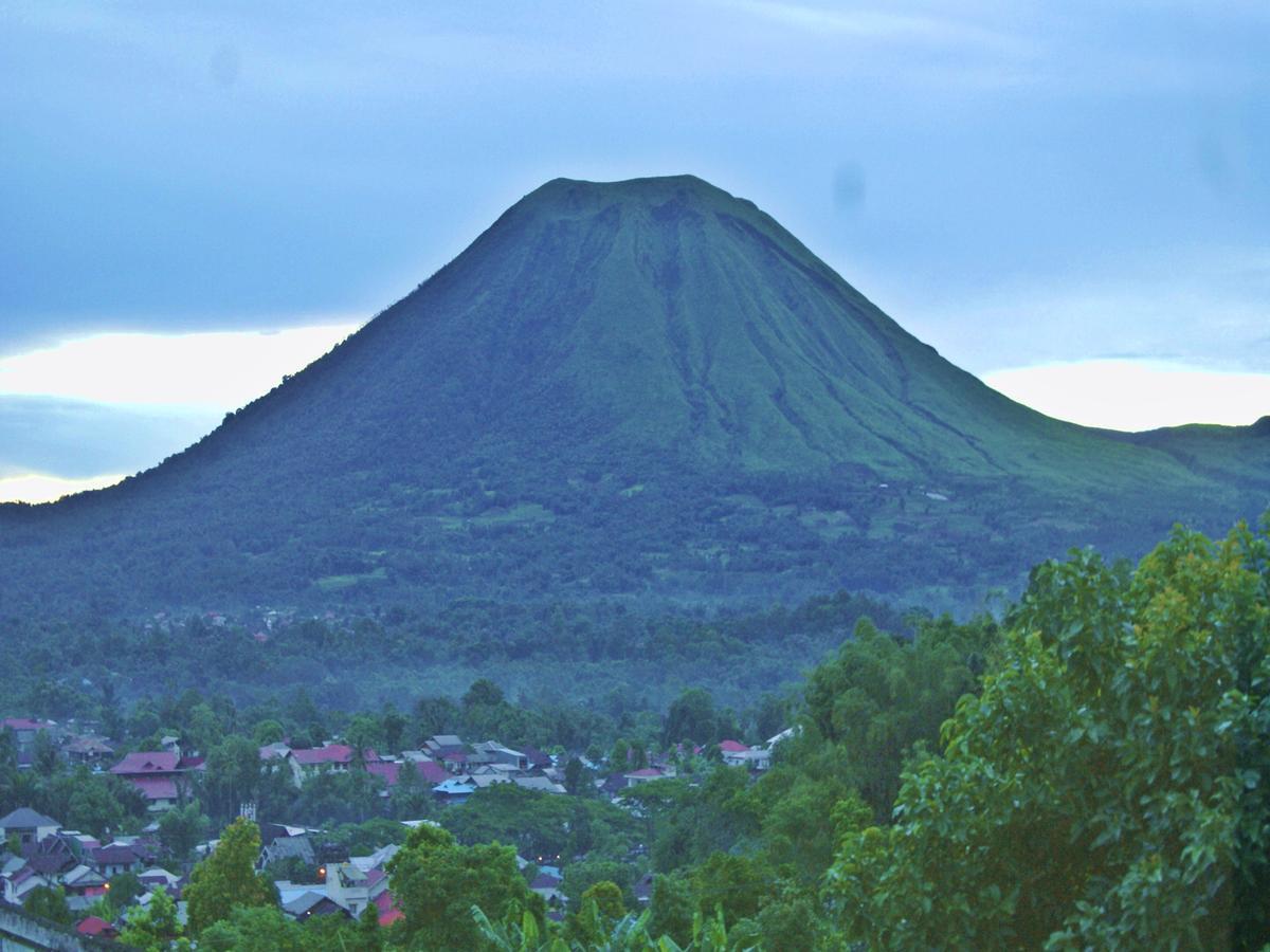 Leos Hotel Tomohon Экстерьер фото
