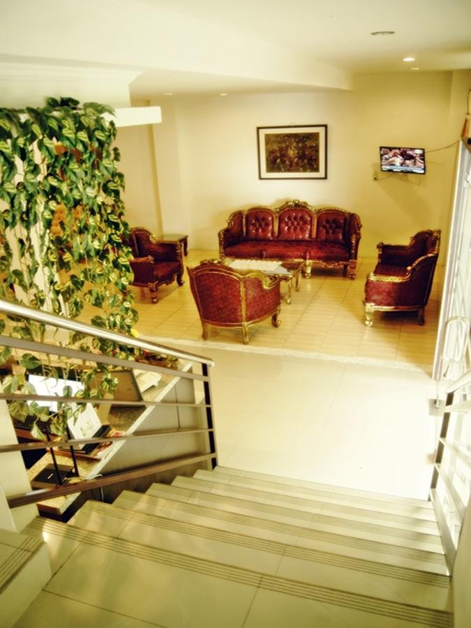 Leos Hotel Tomohon Экстерьер фото