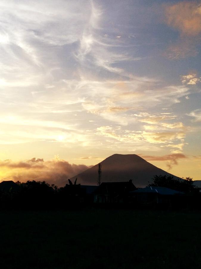 Leos Hotel Tomohon Экстерьер фото